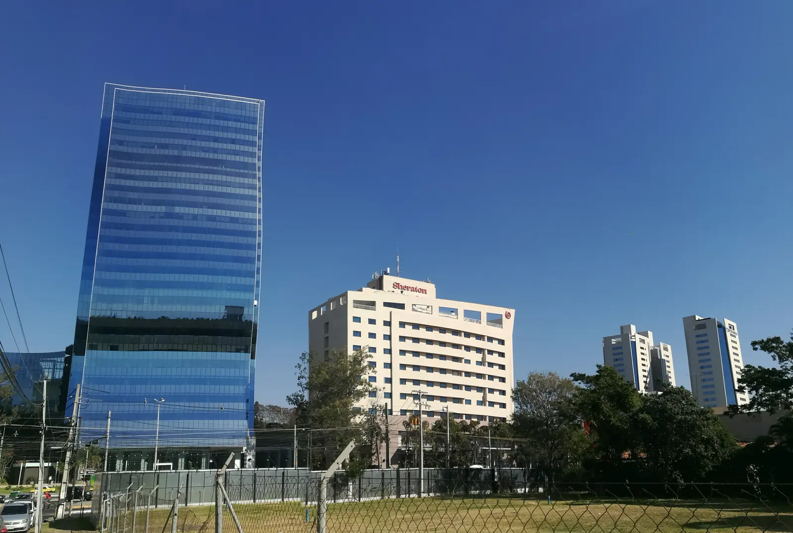 Bürotürme im Geschäftsviertel von Asunción, wo die meisten gut bezahlten Jobs in Paraguay angesiedelt sind