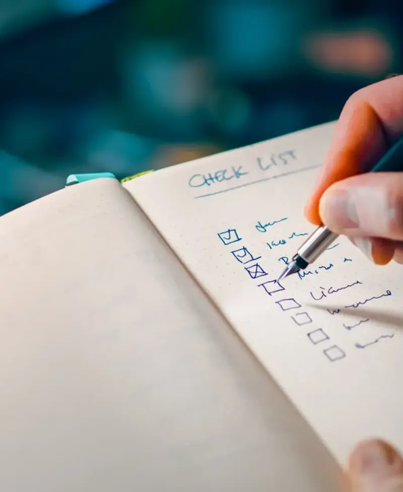 Notizbuch mit handschriftlicher Checkliste, sinnbildlich für die strukturierte Vorbereitung der Auswanderung nach Paraguay