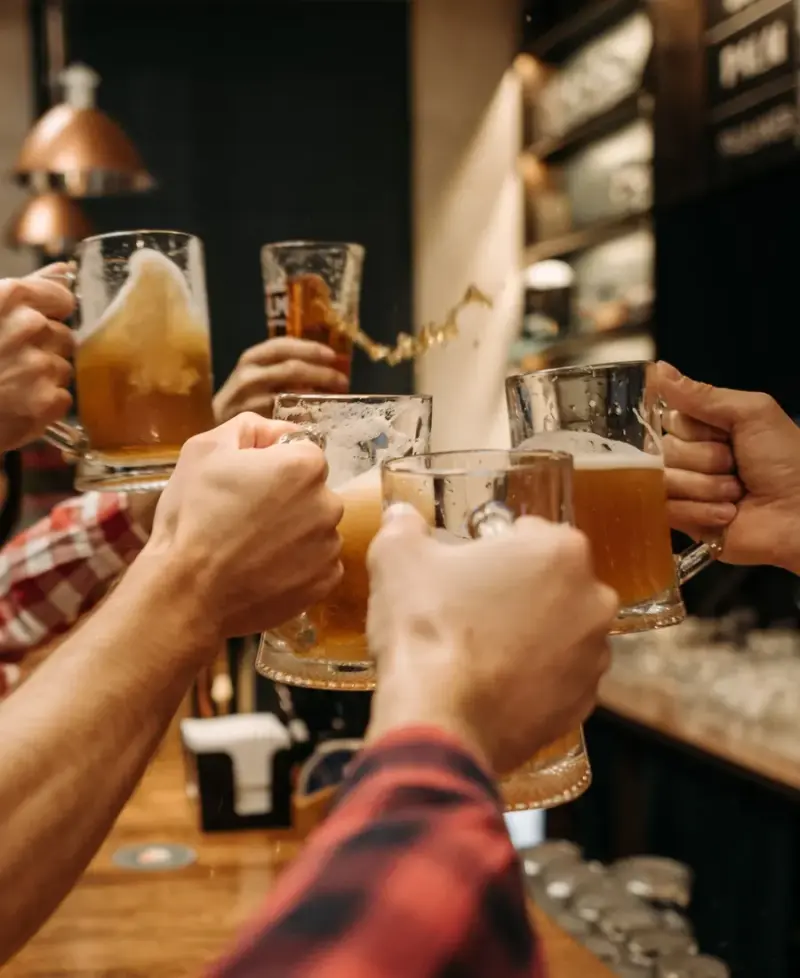 Gruppe Freunde beim Essen in einem Restaurant, sinnbildlich für die Stammtisch-Kultur der deutschen Community in Paraguay