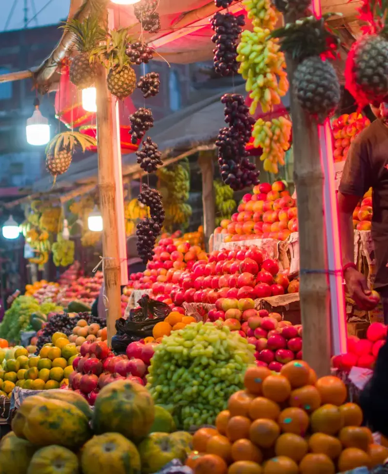 Frisches Obst und Gemüse auf einem Wochenmarkt, sinnbildlich für die Feria-Kultur in Paraguay