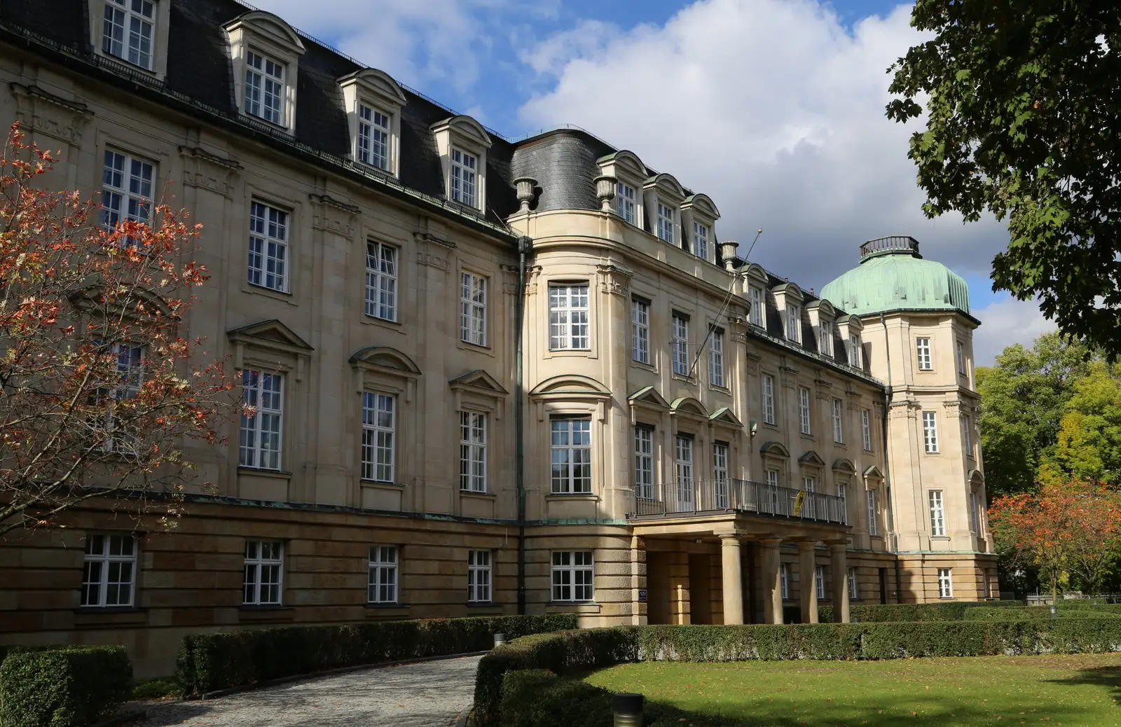 GmbH vor Auswanderung verkaufen 2026: § 6 AStG-Strategien