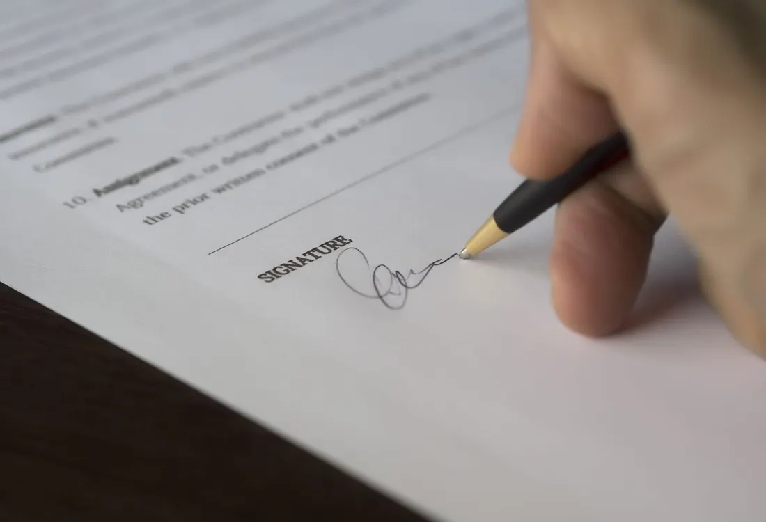 GmbH vor Auswanderung verkaufen — Vertragsunterschrift