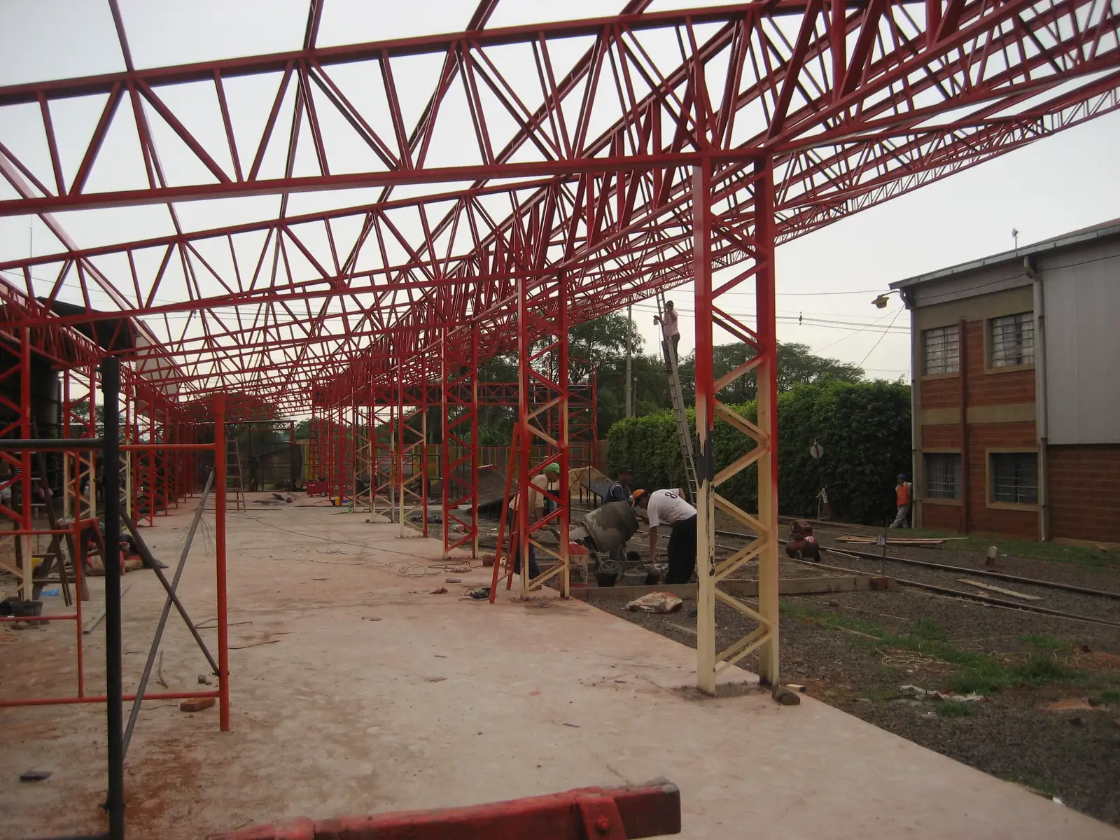Baustelle mit roten Stahlträgern in Encarnación: Neubau in Paraguay mit einem Bauunternehmen