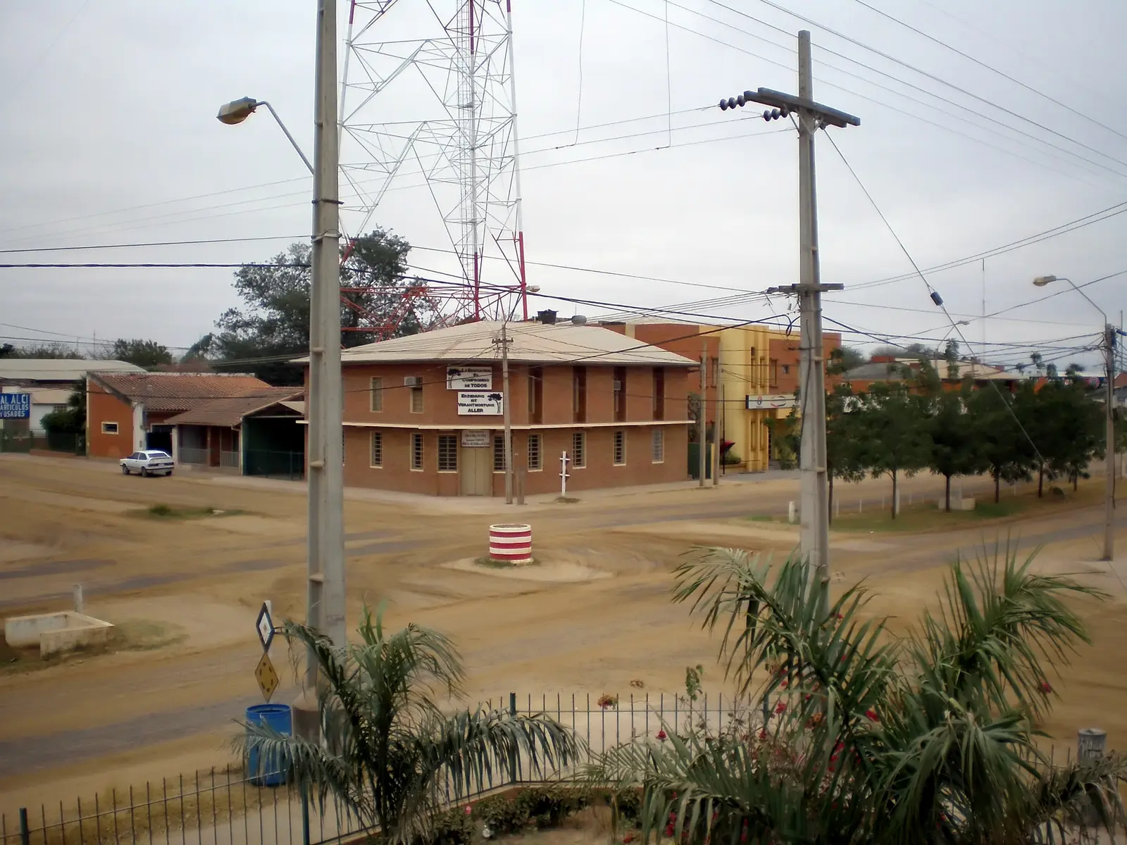 Straßenszene im Ortskern von Filadelfia, Hauptort der Mennonitenkolonie Fernheim im paraguayischen Chaco