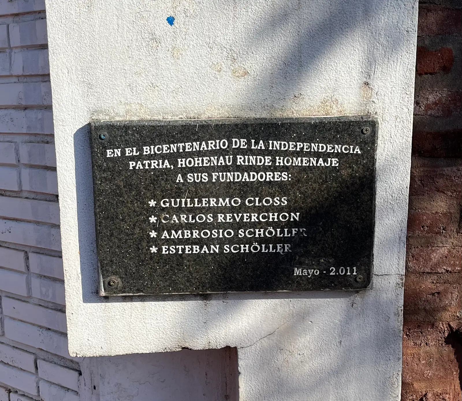 Gedenktafel in Hohenau zum Bicentenario mit den Namen der Koloniegründer Closs, Reverchon und Schöller