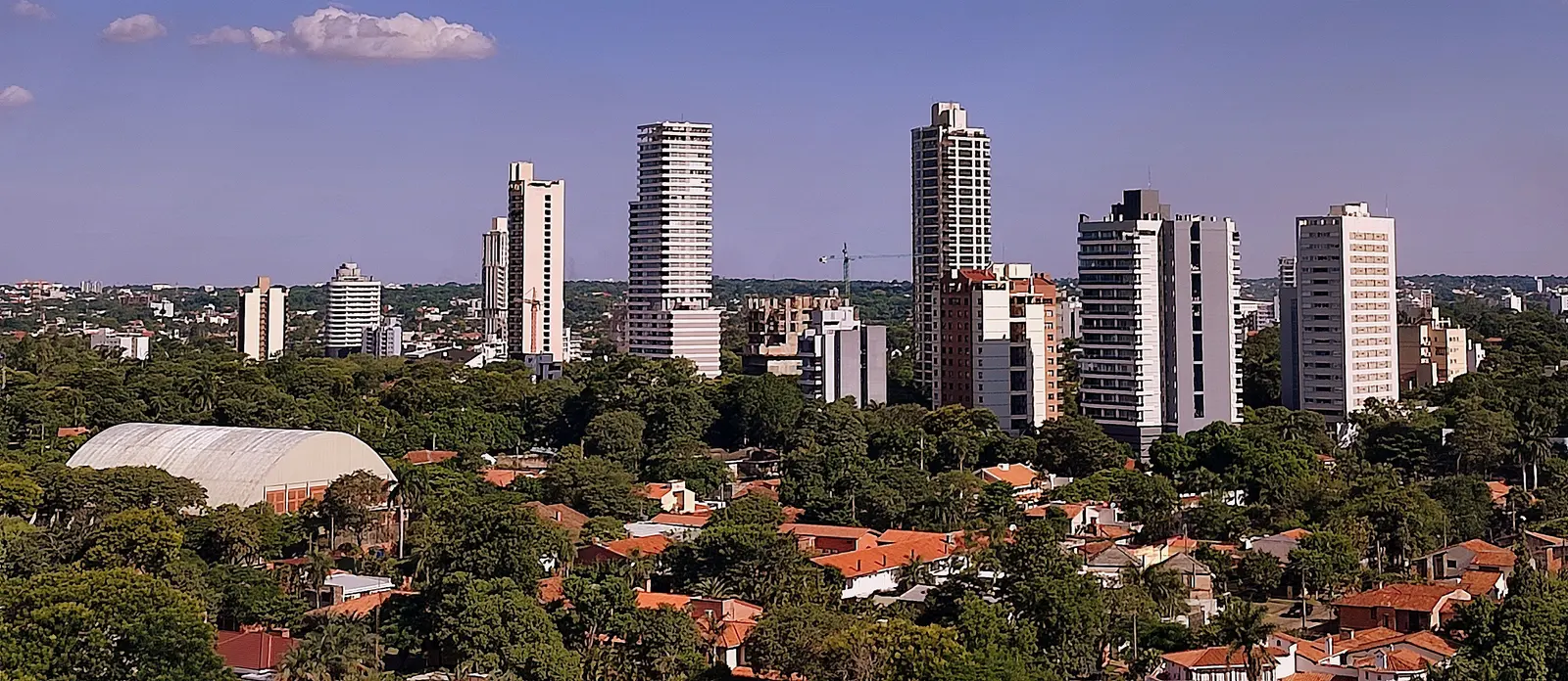 Neue Wohntürme und ein Baukran in Asunción: Auch eine Immobilie vom Plan kann über den Investor Pass zur permanenten Residenz führen