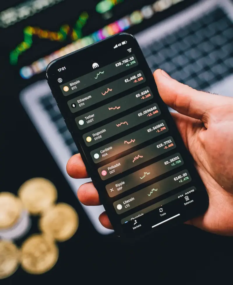 Bitcoin-Münzen auf goldfarbenem Hintergrund, sinnbildlich für die steuerfreie Krypto-Anlage durch das paraguayische Territorialprinzip
