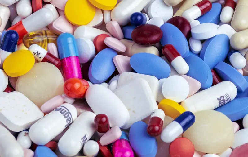 Bunte Tabletten und Kapseln symbolisieren das breite Medikamenten-Sortiment in den Apotheken Paraguays