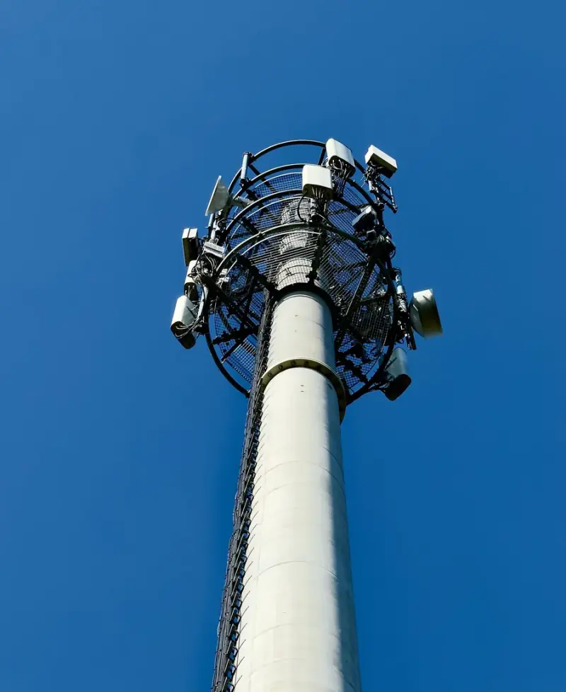 Funkmast vor blauem Himmel, sinnbildlich für Paraguays Mobilfunkinfrastruktur und Netzabdeckung