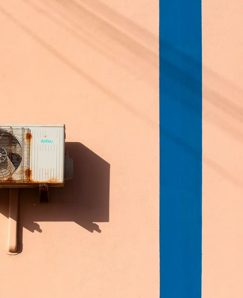 Klimaanlagen-Außengerät an einer Wand, sinnbildlich für den größten Stromposten im paraguayischen Sommer