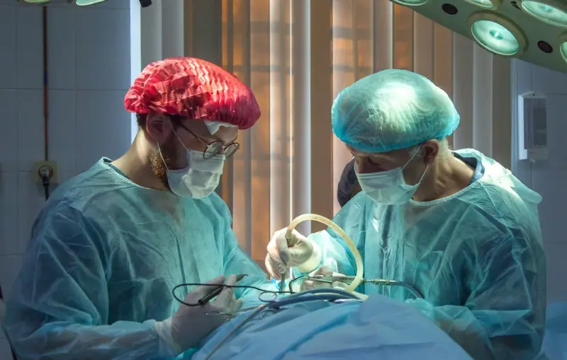 Operationssaal in einer modernen Privatklinik in Paraguay mit zwei Chirurgen unter OP-Lampen