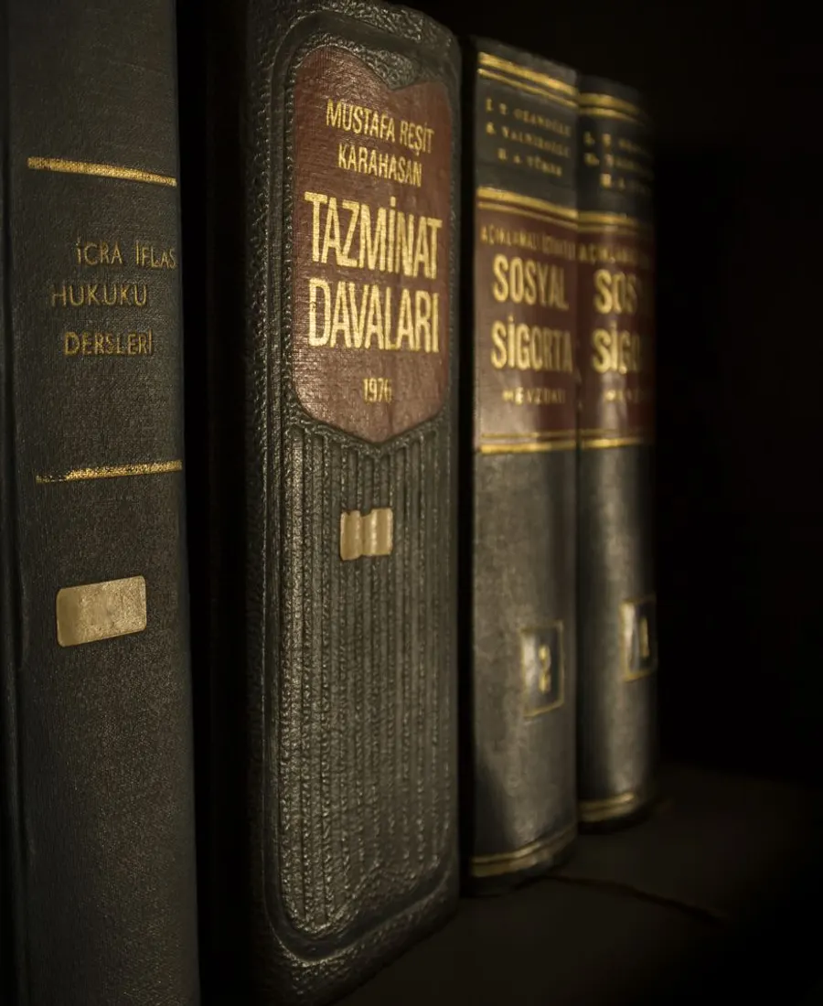 Paraguay Steuerreform — Gesetzbücher im Regal