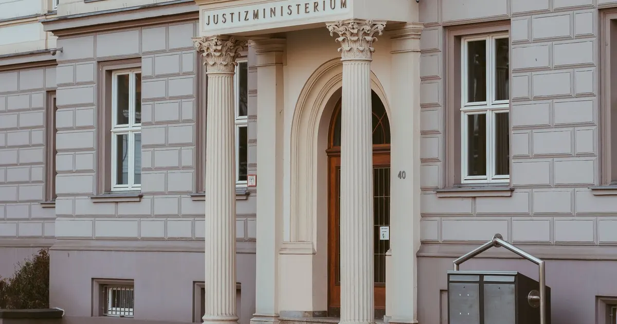 Paraguay Steuerreform — Institutionsgebäude mit Säulen