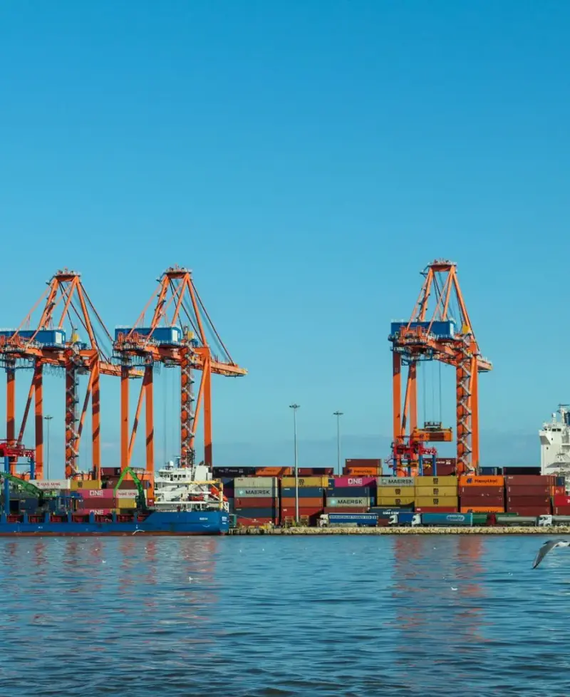 Stapel von Containern in einem Frachtterminal, sinnbildlich für die wachsende Export- und Logistikstärke Paraguays