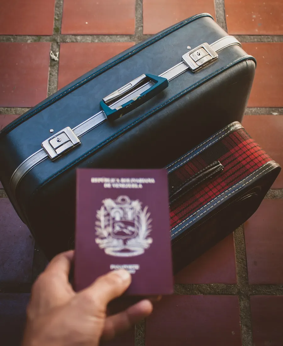 Wohnsitz abmelden Deutschland — Koffer und Reisepass