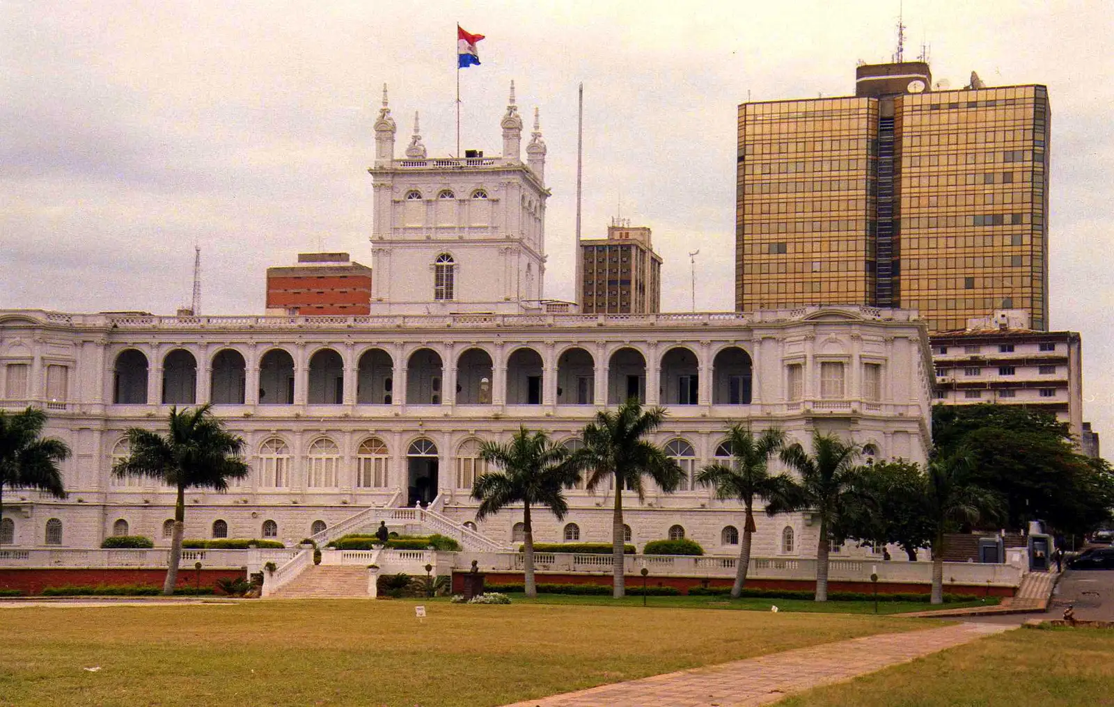 Haushalt 2027: Paraguays Regierung lehnt neue Steuern ab