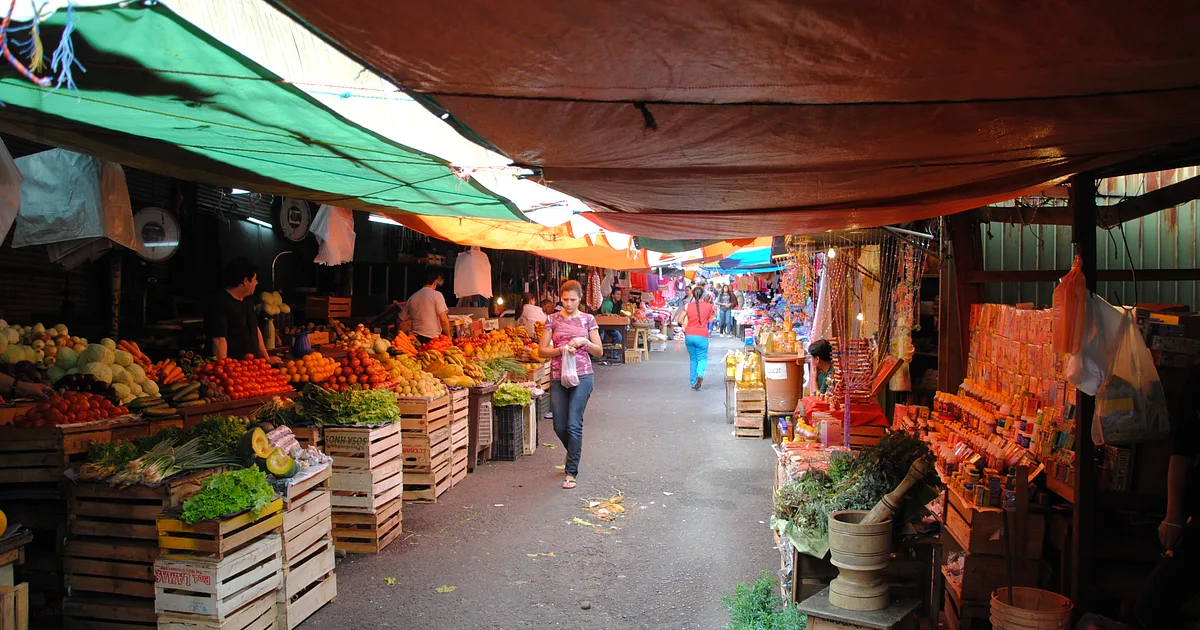 Obst- und Gemüsestände im Mercado 4 in Asunción als Sinnbild für die sinkende Inflation in Paraguay